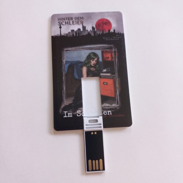 USB Stick mit Cover "Hinter dem Schleier" Band 1 "Im Schatten" aufgeklappt.